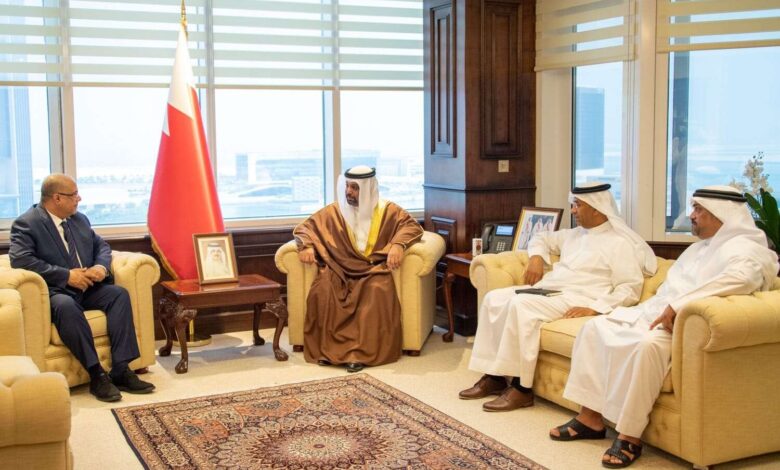 وزير التخطيط يبحث مع وزير المالية والاقتصاد البحريني تعزيز التعاون الثنائي
