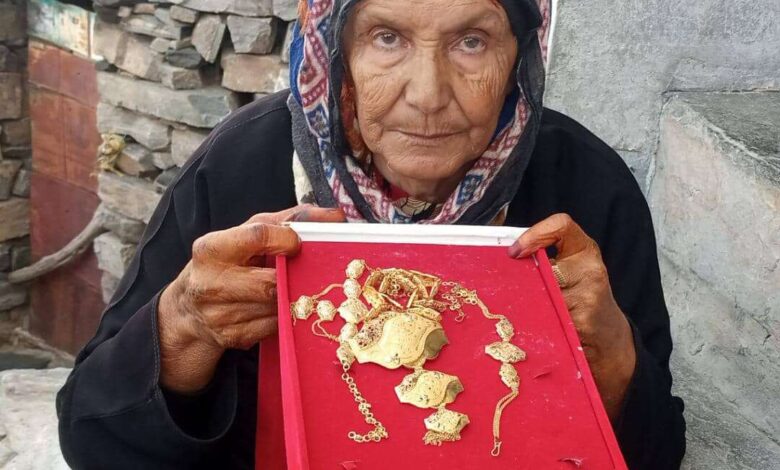 امرأة بيافع تتبرع بقيمة مجوهراتها لصالح مشروع طريق باتيس رصُد معربان لبعوس