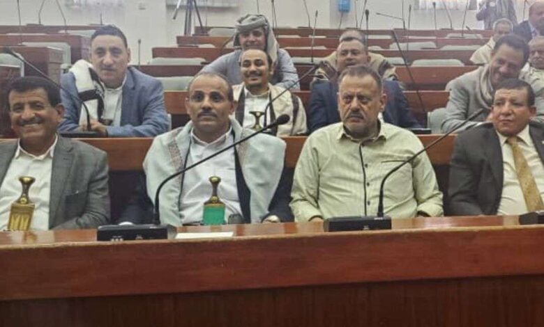أكثر من ١٠ برلمانيين يعتصمون في مجلس النواب بصنعاء