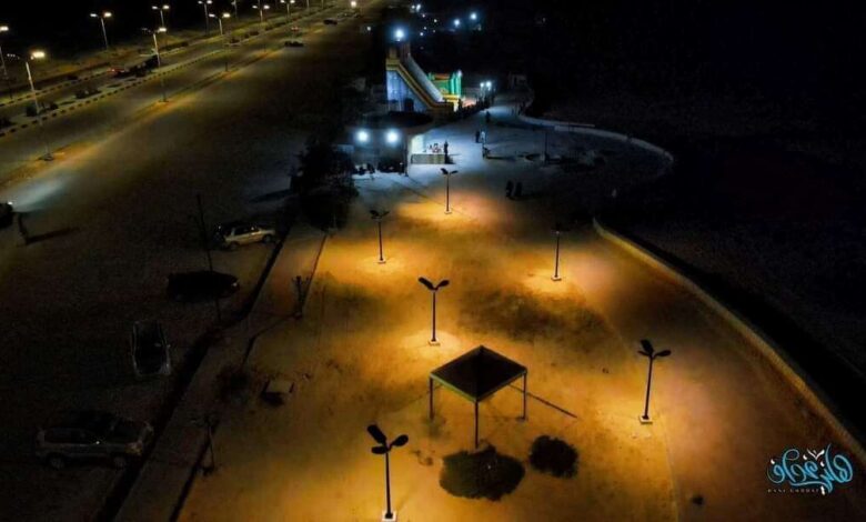 البدء في إنارة ممشى كورنيش مدينة الغيضة بمنظومة الطاقة الشمسية بتمويل من السلطة المحلية