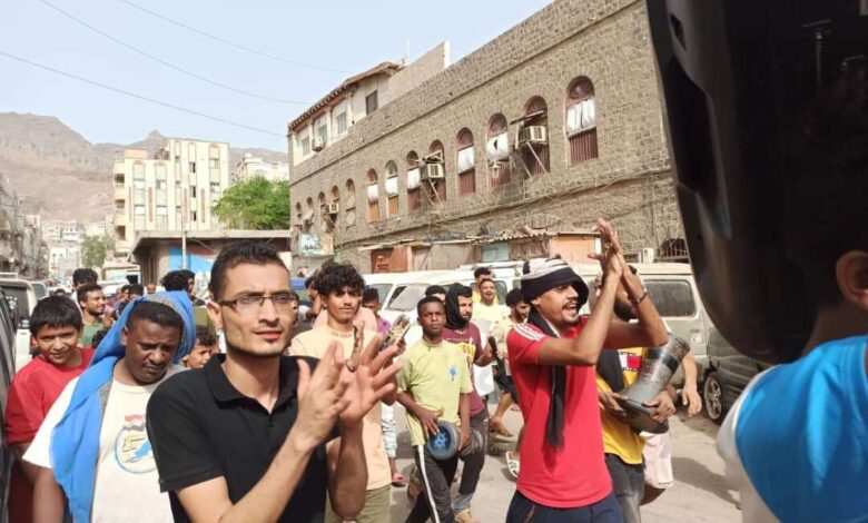 ابناء شعب العيدروس يتظاهرون أمام مبنى الصرف الصحي إحتجاجا على انقطاع المياه في منطقتهم