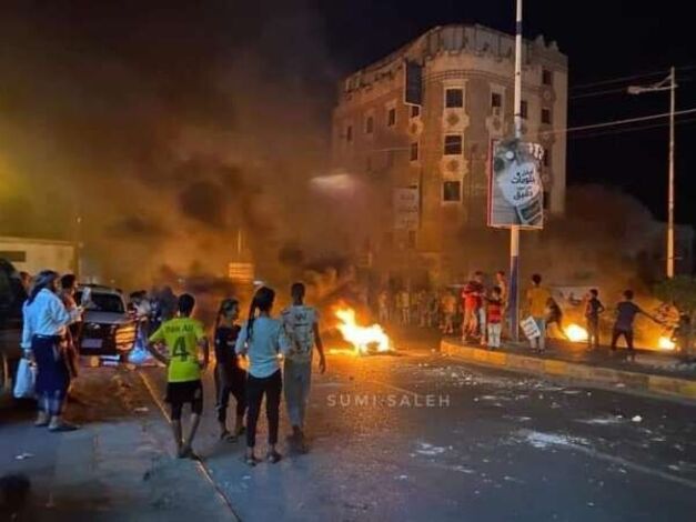 ناشط إعلامي: الاحتجاجات وقطع الطرقات في عدن لن تأت بأي حلول