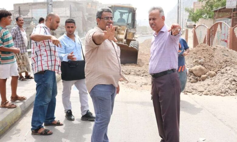 الجاوي يدشن مشروع رصف في الشارع الدائري بمنطقة الشيخ إسحاق.