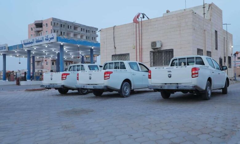 مؤسسة كهرباء المهرة تتسلم ثلاث سيارات نقل دعماً من السلطة المحلية عبر شركة فرع النفط