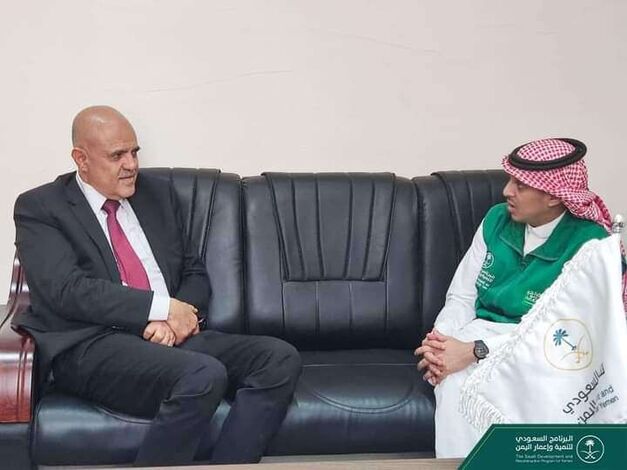 المحافظ شمسان يناقش مع مدير البرنامج السعودي تنفيذ مشاريع تنموية بتعز