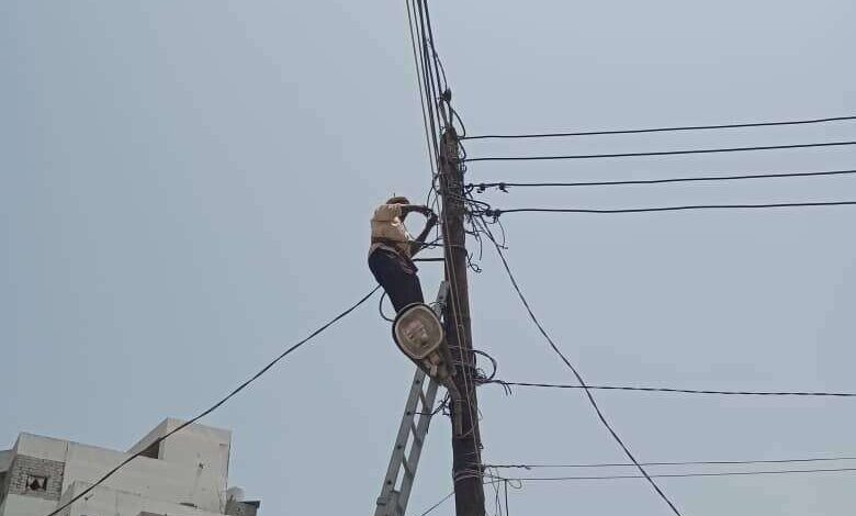 المنطقة الاولى لكهرباء عدن تدشن برنامج حملاتها لإزالة الربط العشوائي