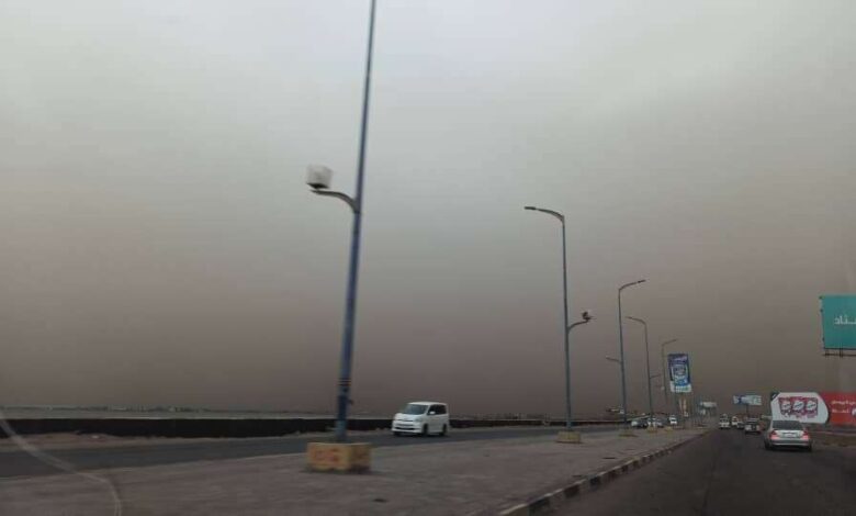 موجة غبار واسعة تجتاح مدينة عدن