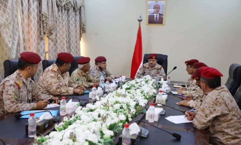 وزير الدفاع يترأس اجتماعا لرؤساء الهيئات العسكرية في عدن