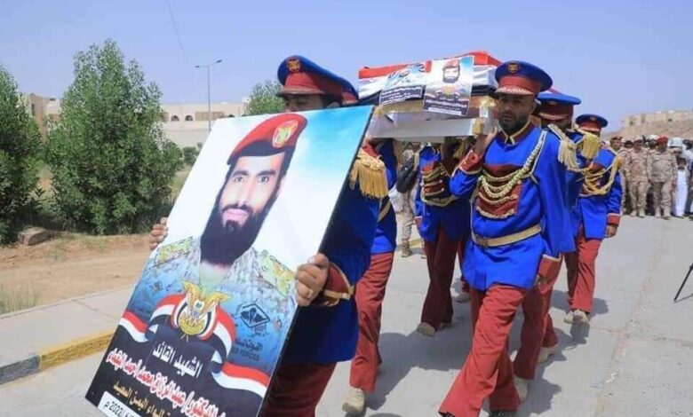 تشييع رسمي وشعبي لجثمان قائد ألوية اليمن السعيد في مأرب
