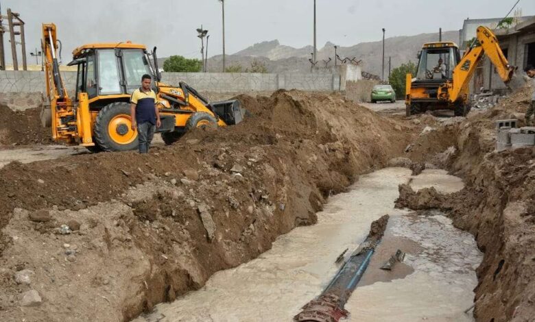 أعمال صيانة وإصلاح لأنبوب خط مياه 4 مديريات في عدن