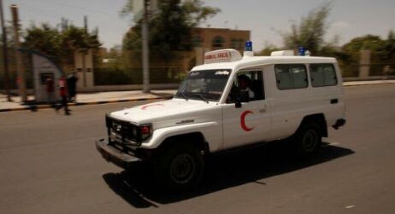 إصابة 4 أطباء بقصف حوثي استهدف سيارة إسعاف في الضالع