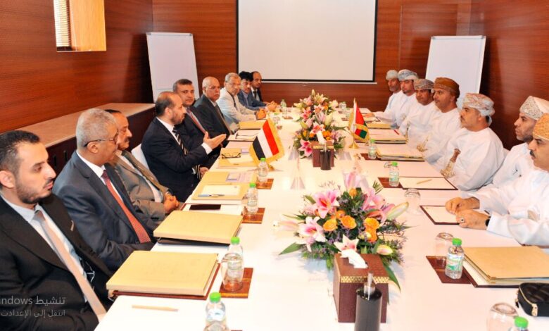 اليمن وسلطنة عمان يعقدان جلسة مباحثات في مجالات النقل والاتصالات