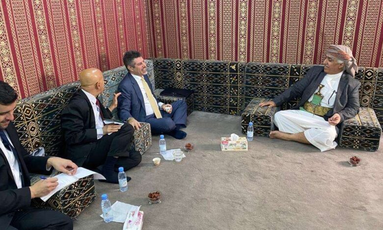 السفير الأمريكي لدى اليمن يلتقي عضو مجلس الشورى ورئيس مجلس مشائخ قبائل أرحب