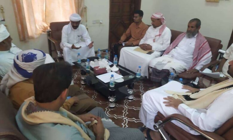 الوكيل المساعد الصيعري يلتقي بمدراء  عموم مديريات  الصحراء بمكتبه بالمجمع الحكومي .