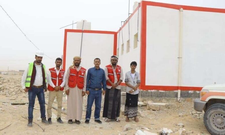 جمعية الهلال الأحمر اليمني بالمهرة تسلّم السلطة المحلية بقشن مشروع بناء مرافق خدمية تربوية