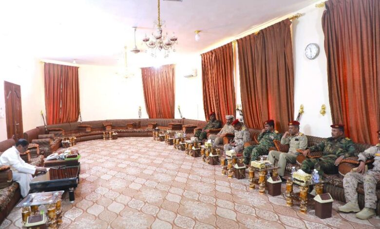 اللواء الركن البحسني يبحث مع قادة الألوية ورؤساء الشعب بقيادة المنطقة العسكرية الثانية سبل تطوير الأداء