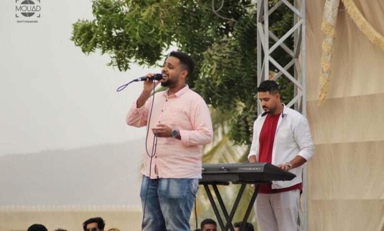 استمرار مهرجان العيد الترفيهي بحديقة الشحر العامة و الفنان هشام اليمني يهنئ جمهوره عبر الهاتف.