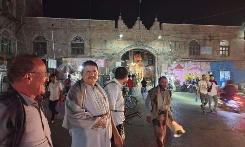وزير الدفاع  يتجول في شوارع مدينة  تعز بالزي  التقليدي اليمني