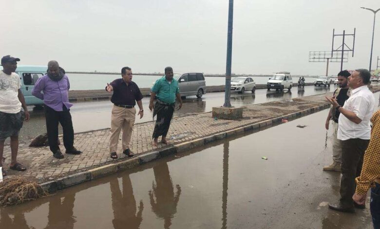 معاون وغانم يتفقدان سير اعمال شفط مياه الامطار في مديريات العاصمة عدن