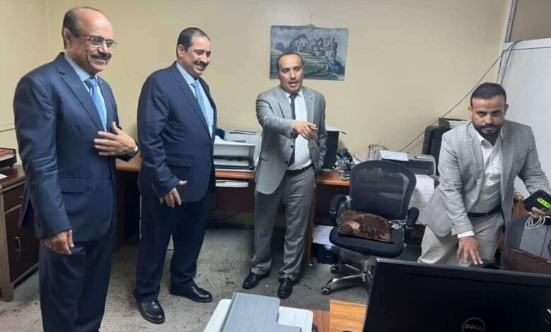 وزير الداخلية يتفقد سير العمل في مركز الإصدار الالي للجوازات بالسفارة اليمنية بعمّان