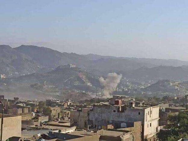 قصف حوثي يستهدف مناطق سكنية غرب تعز