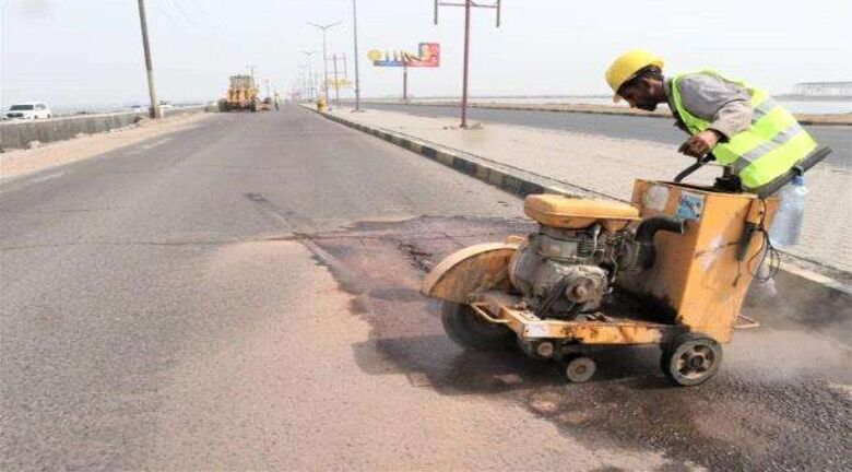 الماس يطلع على صيانة الطريق البحري في عدن