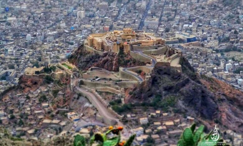 الحوثيون يقصفون أحياء سكنية شمال تعز