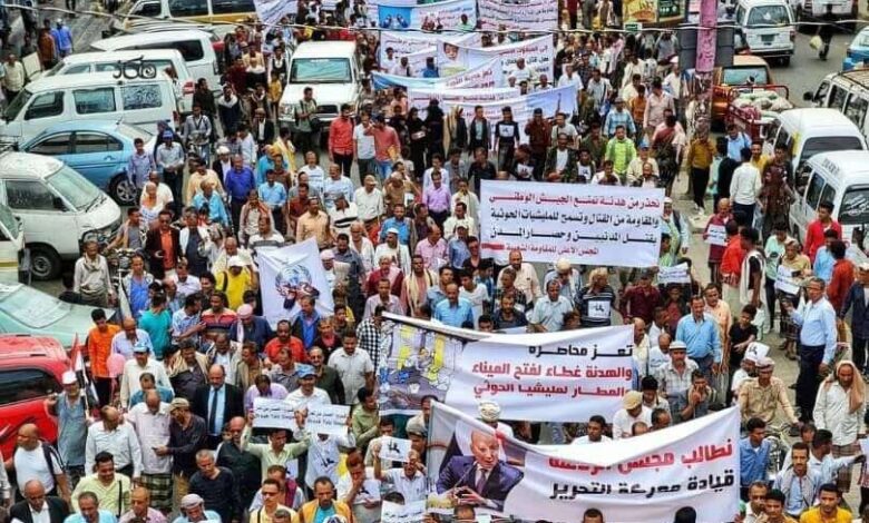 مظاهرة حاشدة بتعز تطالب بكسر الحصار وتحرير المحافظة من الحوثيين