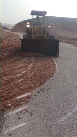 المؤسسة العامة للطرق والجسور بالمهرة تواصل إزالة مخلفات السيول على طريق الغيضة -تنهالن