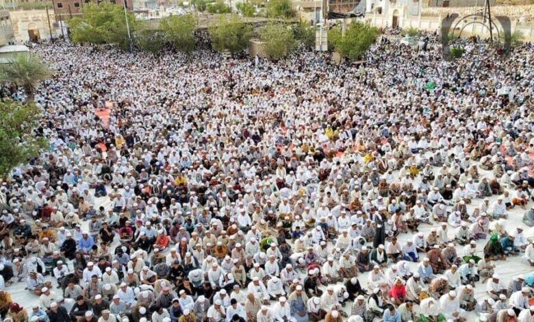عشرات الآلاف يشيعون جثمان الفقيد الشيخ أبوبكر المشهور في تريم