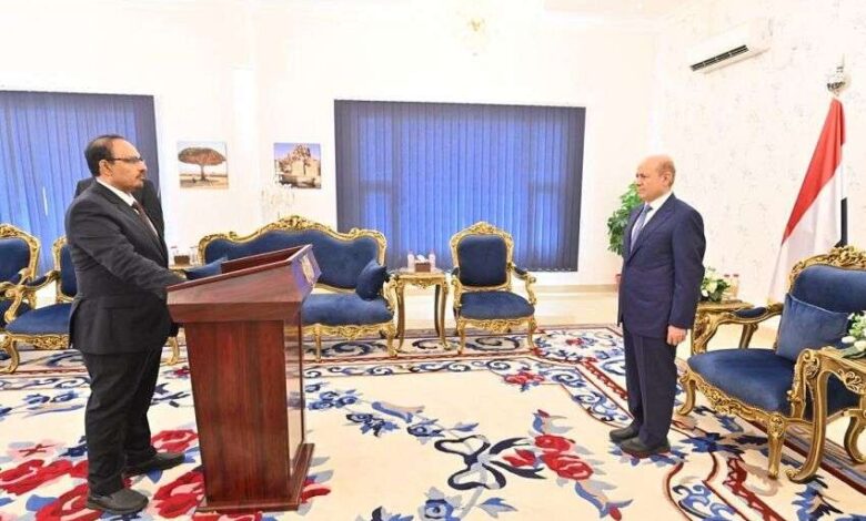محافظا حضرموت وسقطرى يؤديان اليمين الدستورية امام رئيس مجلس القيادة الرئاسي
