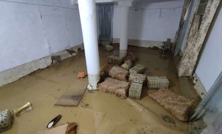 شاهد بالصور.. تضرر بعض المنازل جراء الامطار الغزيرة بمنطقة الخشعة بوادي حضرموت