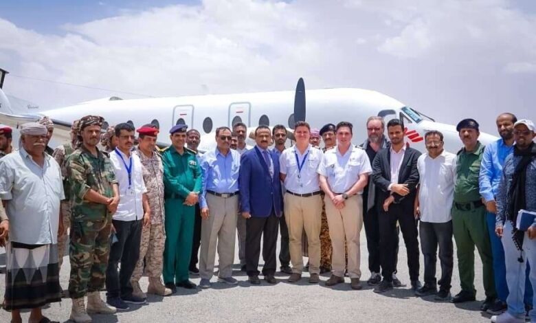 المحافظ بن الوزير يدشن وصول أول رحلة طيران من وإلى مطار عتق الدولي