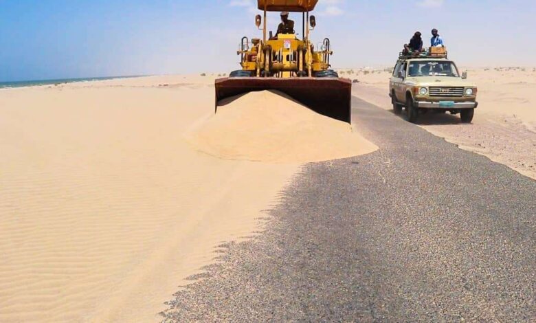 معركة الرمال.. صندوق صيانة الطرق يواصل الحرب ضد الرمال في خط المخا عدن