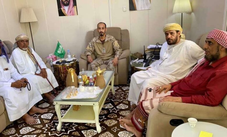 قائد قوات تحالف دعم الشرعية بالمهرة يلتقي بلجنة إصلاح ذات البين بالمحافظة
