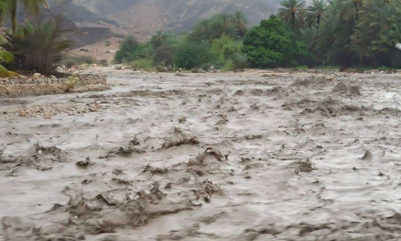 وفاة امرأة مسنة وتضرر أكثر من 650 أسرة بحضرموت والحديدة إثر سيول الأمطار