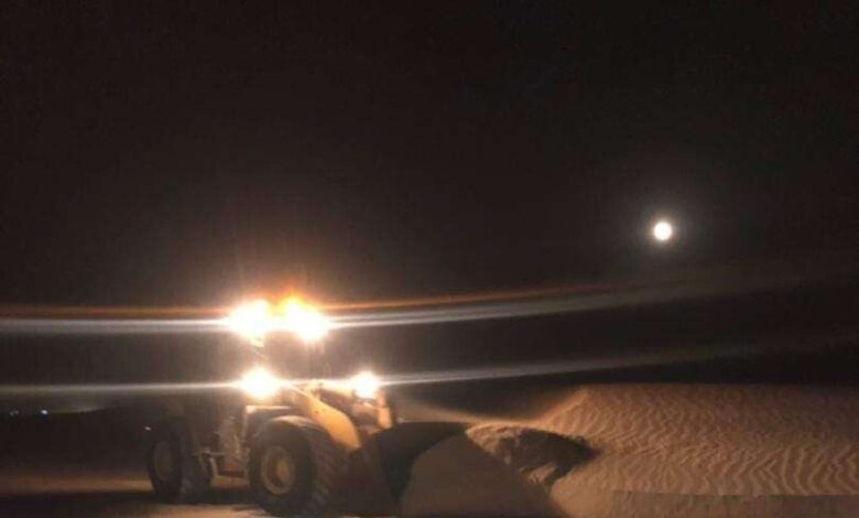 مؤسسة الطرق والجسور بالمهرة تبدأ بإزالة الكثبان الرملية على طريق نشطون - سيحوت