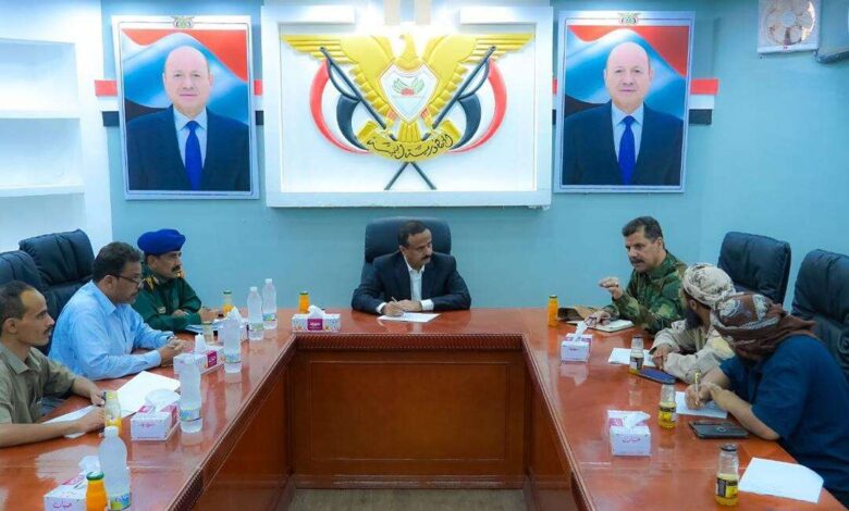 المحافظ بن الوزير يترأس اجتماع موسع معَ القيادات العسكرية والأمنية لمناقشة تنفيذ الخطة الأمنية في شبوة