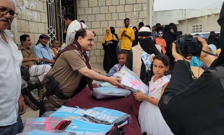 مأمور دارسعد يدشن توزيع الحقائب المدرسية ضمن مشروع العودة للمدارس