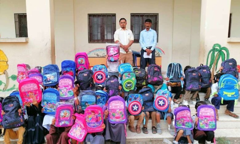 فريق إشراقة أمل يواصل حملته في توزيع الحقائب المدرسية للفقراء والمحتاجين