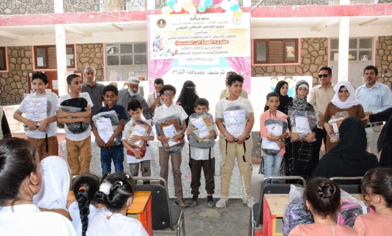 المجلس التنسيقي لمنظمات المجتمع المدني يدشن توزيع الحقائب المدرسية لأطفال عدن للتوحد