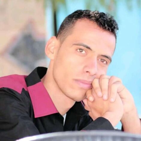 مركز الخليج لحقوق الإنسان يدين استمرار الحوثي في اعتقال الصحفي يونس عبد السلام