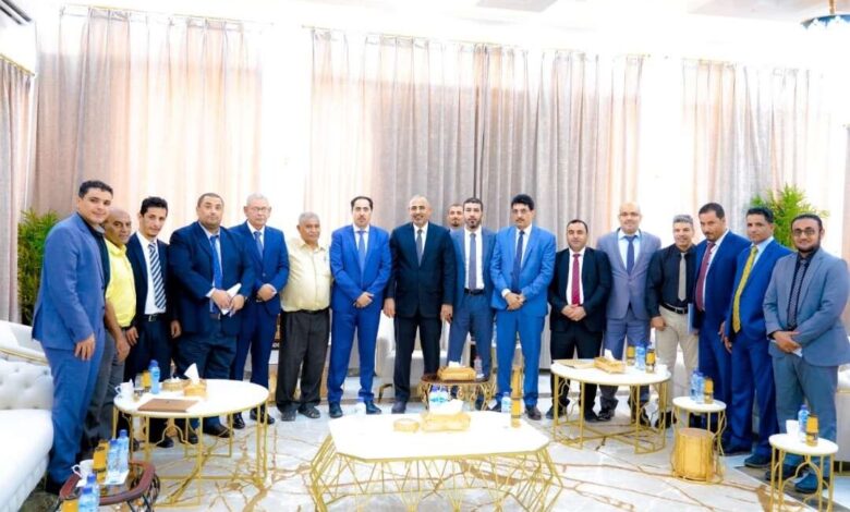 نائب رئيس مجلس القيادة الرئاسي اللواء الزُبيدي يلتقي وزير الشباب والرياضة وعدد من كوادر الوزارة