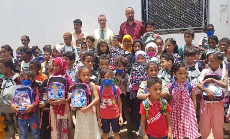 مركز الخدمات الاجتماعية يوزع الحقيبة والزي المدرسي في عدن