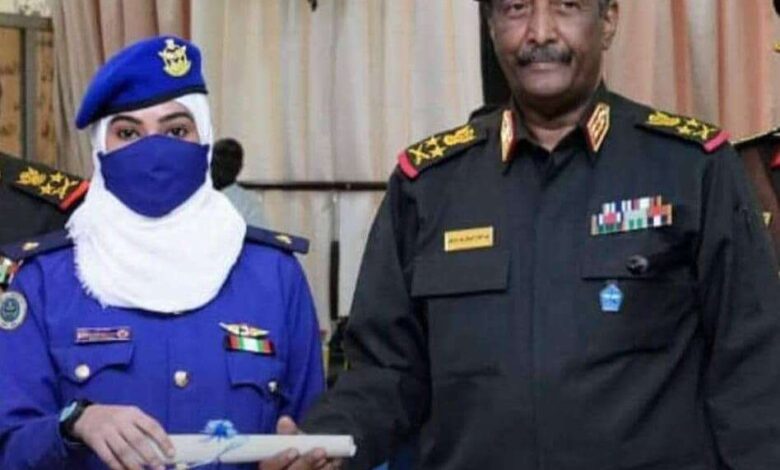 وزير الدفاع يهنئ الملازم طيار رحمة الحوشبي لتخرجها من كلية علوم الطيران في السودان الشقيق