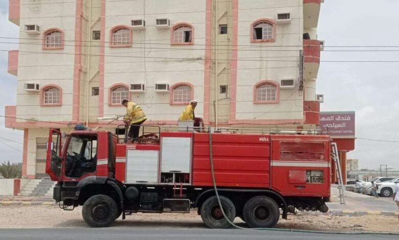 المهرة.. فرق الإطفاء تخمد حريقا بأحد فنادق الغيضة