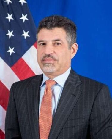 السفير الأمريكي يؤكد دعمه لعملية تبادل الأسرى بين الحكومة والحوثيين
