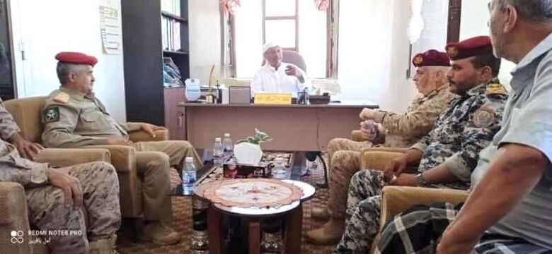 قائد المنطقة العسكرية الاولى يزور مقر اتحاد نقابات عمال الوادي والصحراء