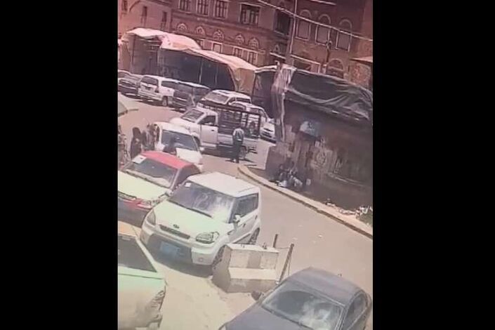 بالفيديو.. وفاة شرطي مرور أثناء تأدية عمله بصنعاء