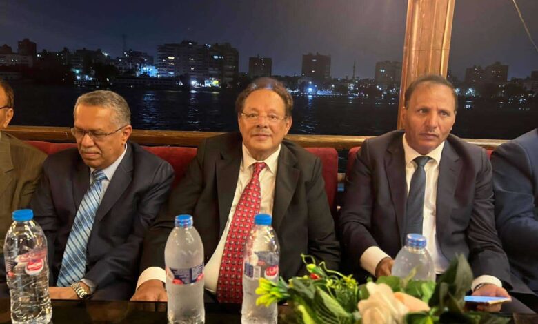 لقاء في مصر يجمع الرئيس علي ناصر محمد بعددٍ من المسؤولين الحكوميين